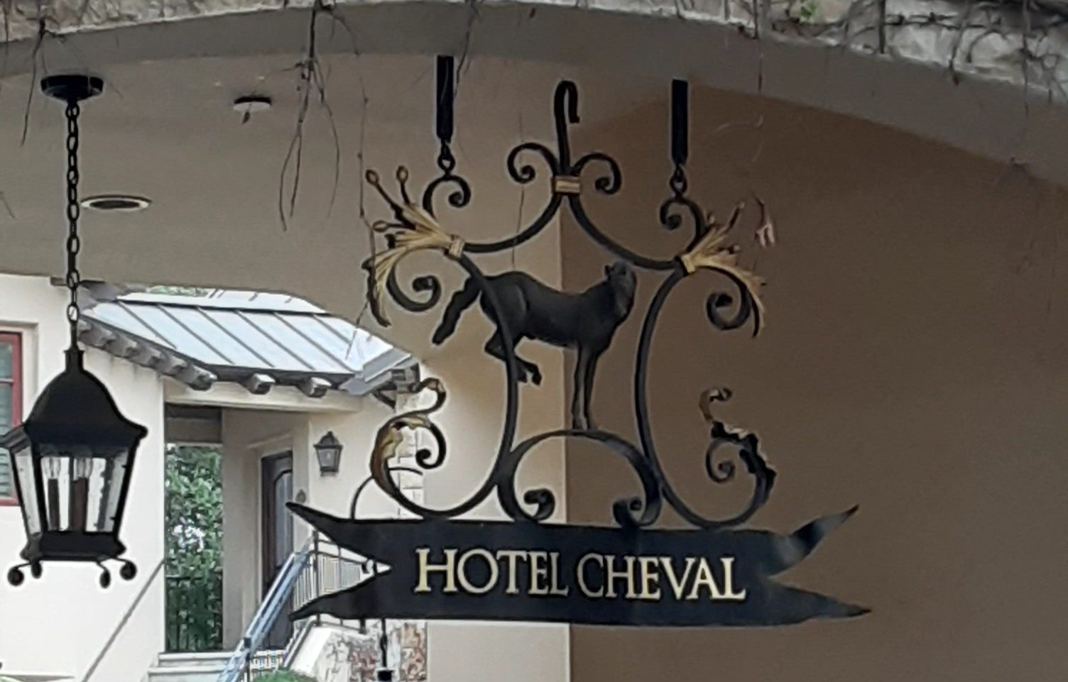 Pony Club location Hotel Cheval front gate